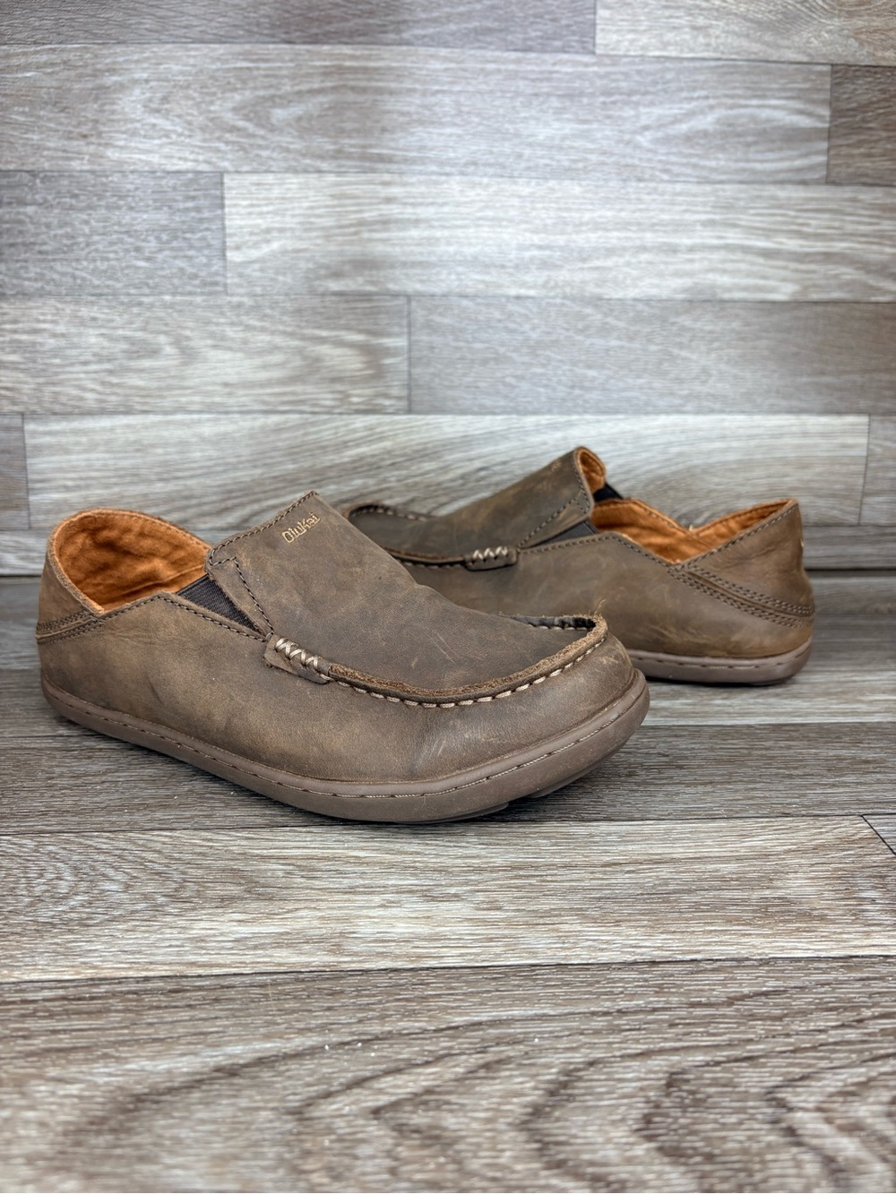 Olukai Moloā Boys Leather Slip On Shoes Brown Antique Waxed Nubuck Youth Sz 4